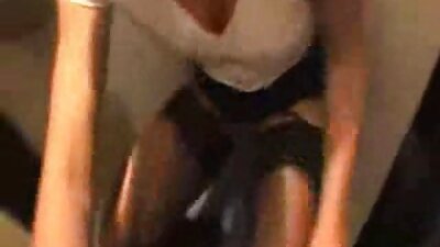 ランジェリーと胸を明らかにするセクシーなゴス妻 女性 向け エッチ ビデオ